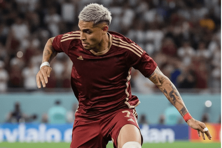 Mendoza en action sur le terrain face à la défense du Betis lors d’un match amical.