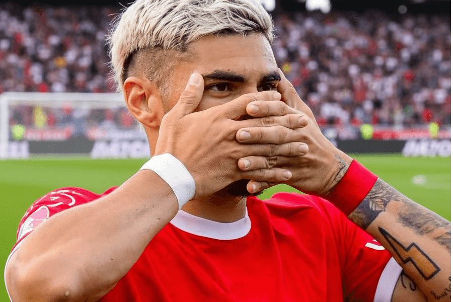 Mendoza posant avec le maillot de la Vinotinto après sa convocation.