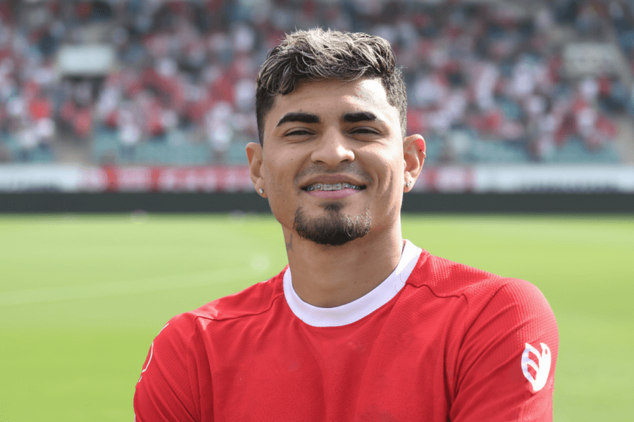 Gleiker Mendoza célébrant un but avec le Kryvbas lors d’un match de Premier League ukrainienne.