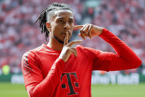 Michael Olise célébrant un but avec le Bayern Munich.