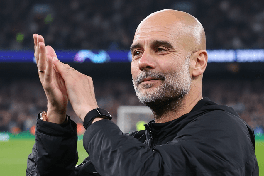 Pep Guardiola célébrant sa 1000ᵉ rencontre sur le banc de Manchester City.