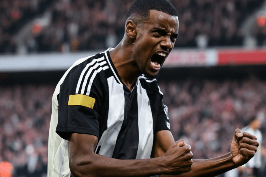 Alexander Isak célébrant un but avec Newcastle lors d'un match