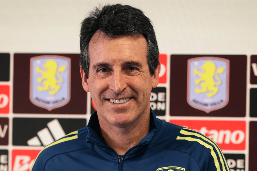 Unai Emery dirigeant l'entraînement d'Aston Villa.