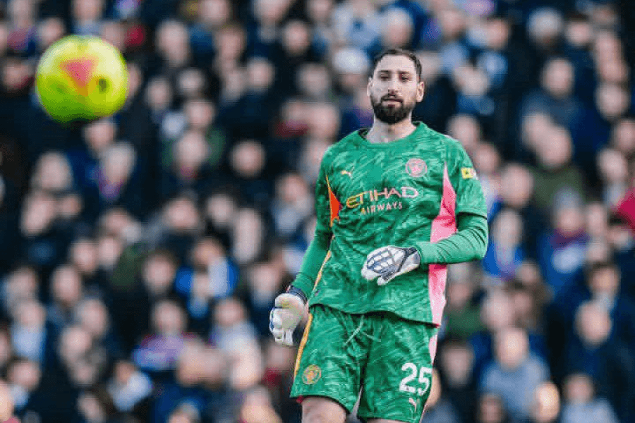 Donnarumma célébrant sa récompense de meilleur gardien
