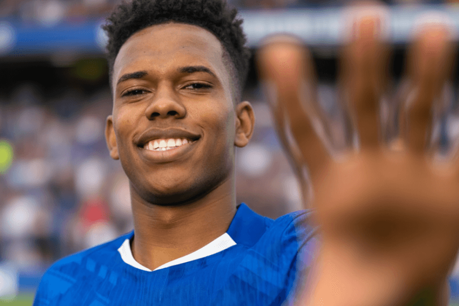 Estevao célébrant un but avec l'équipe du Brésil.