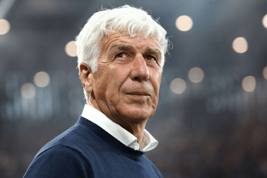 Gasperini discutant des stratégies en conférence de presse.