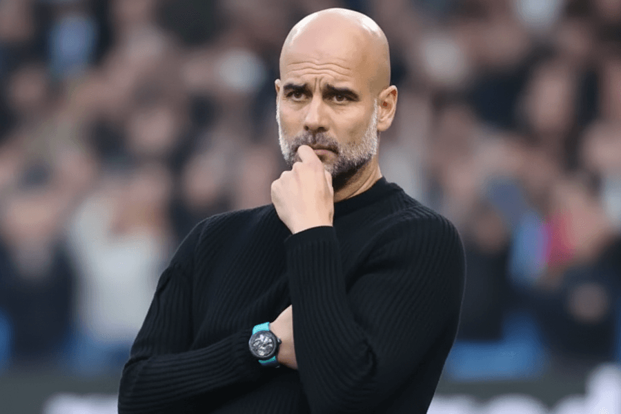 Pep Guardiola lors d'un match de Premier League sur le terrain.