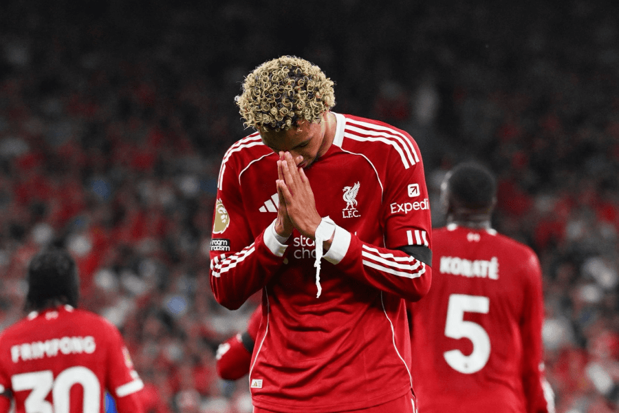 Ekitike montrant ses compétences en dribble sur le terrain.