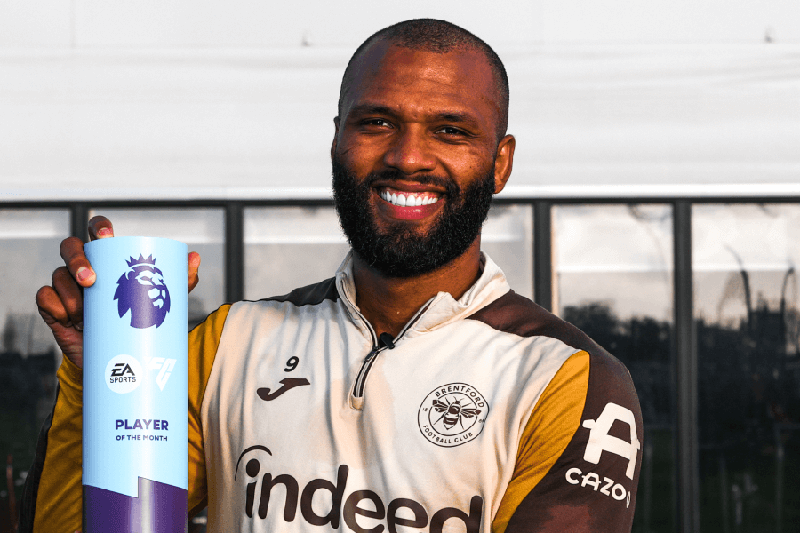 Igor Thiago célébrant un but avec le maillot de Brentford