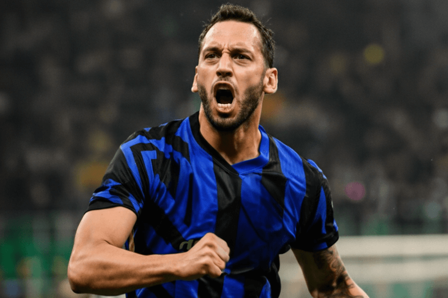 Hakan Çalhanoglu blessé sur le terrain face à Liverpool.