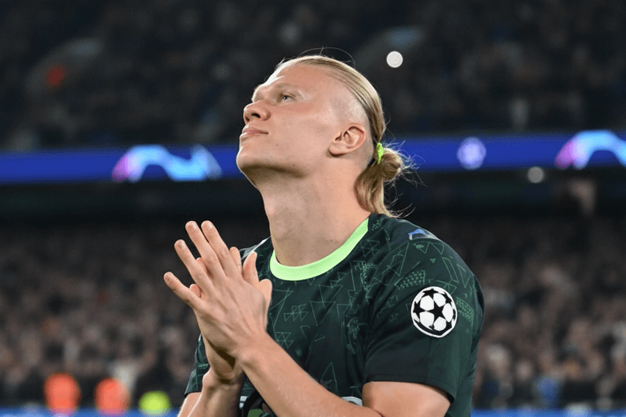 Erling Haaland célébrant un but avec Manchester City.