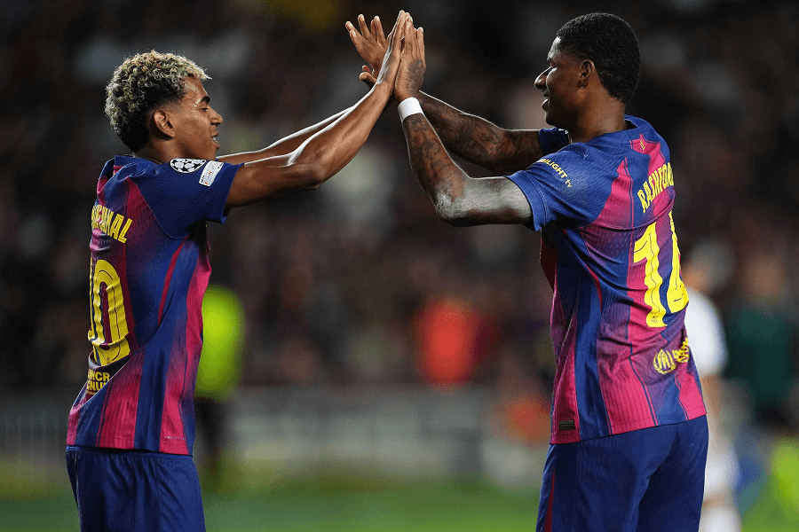 Marcus Rashford célébrant un but avec le FC Barcelone.