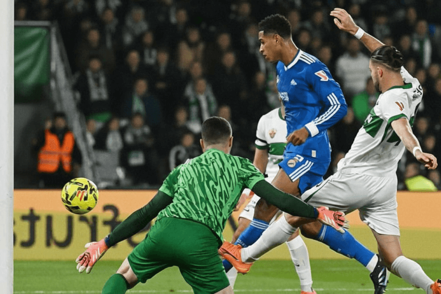 Jude Bellingham célébrant son but égalisateur lors du match à Elche.