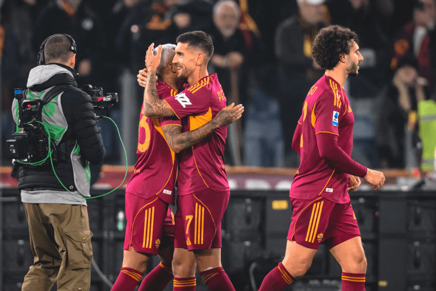 Joueurs de Roma célébrant le but de Wesley.