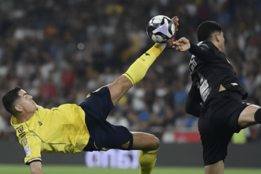 Cristiano Ronaldo exécutant un coup de pied acrobatique lors du match contre Al-Khalij.