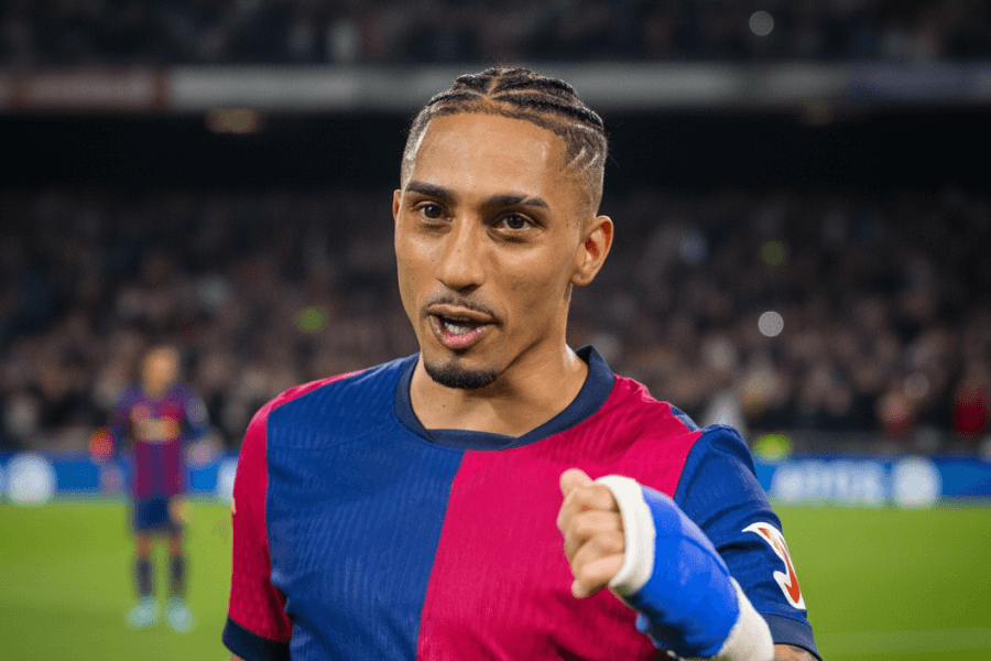 Raphinha célébrant un but avec ses coéquipiers.