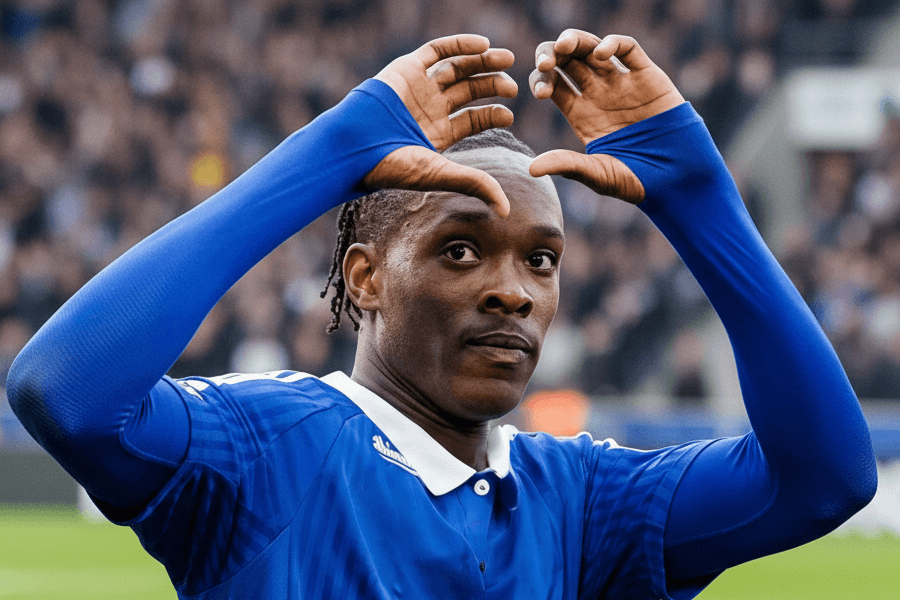 Émanuel Émega pendant un match de Strasbourg.