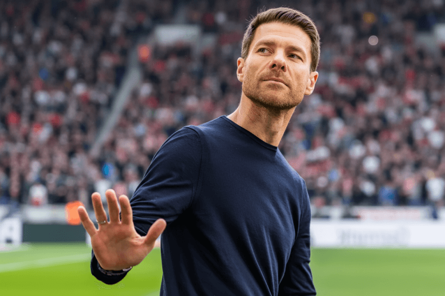 Xabi Alonso donnant des directives depuis le banc de touche.