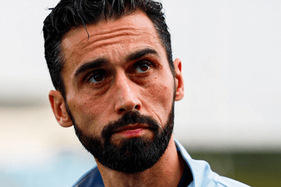 Álvaro Arbeloa souriant en tenue d'entraîneur.