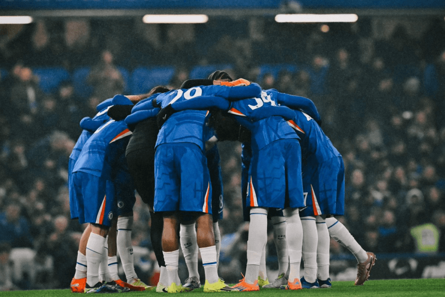 Joueurs Chelsea respectent la distanciation en séance