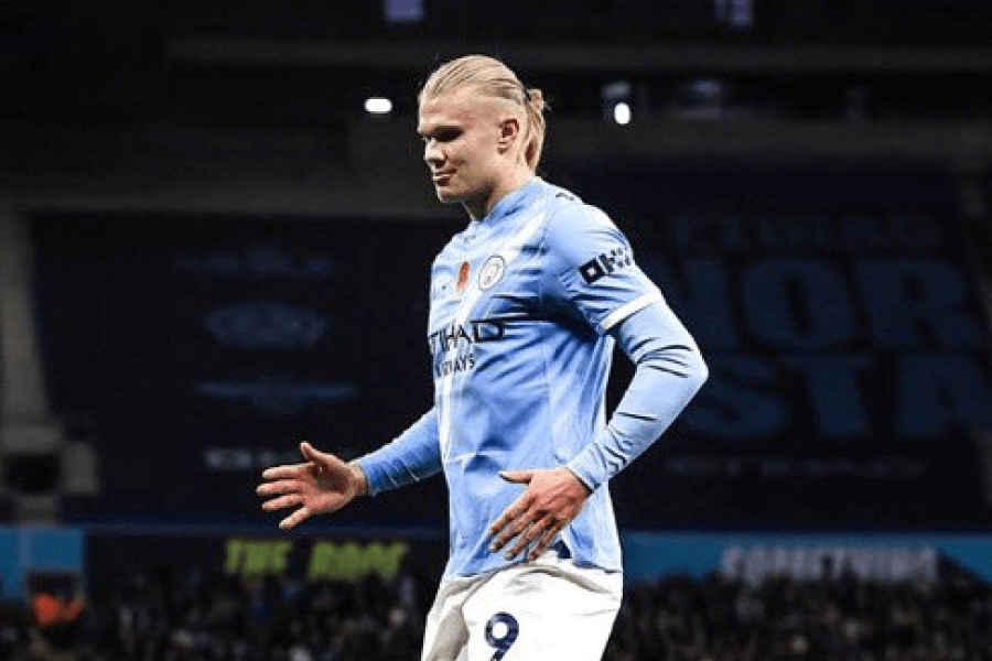 Erling Haaland reçoit le prix Gullballen avec fierté.