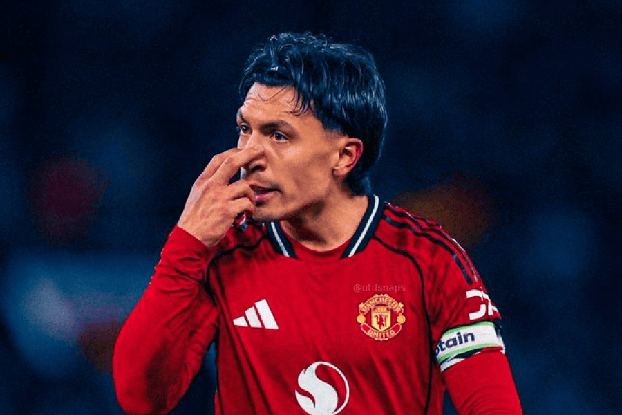 Lisandro Martinez défenseur Manchester United célébration victoire Arsenal 2026