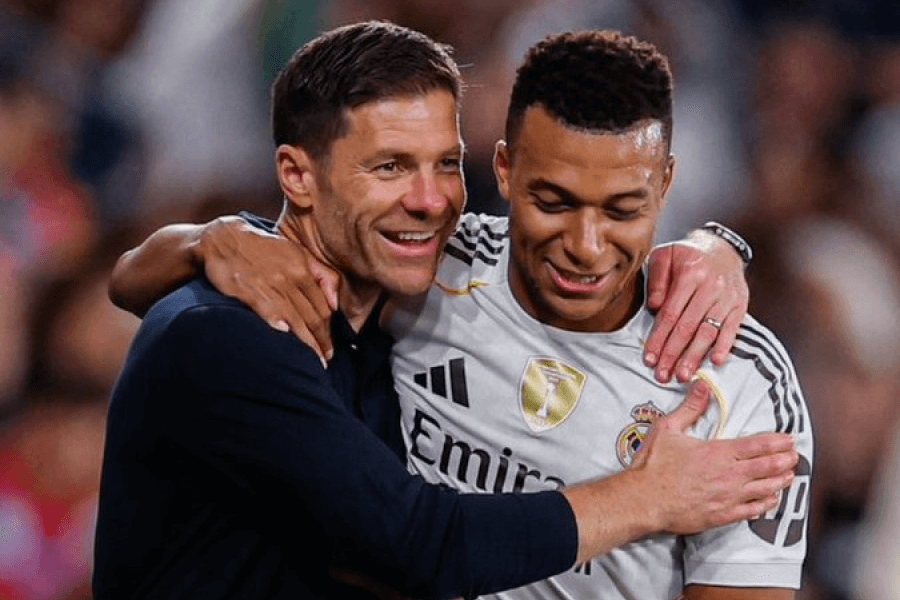 Xabi Alonso expliquant sa stratégie lors d'un match.