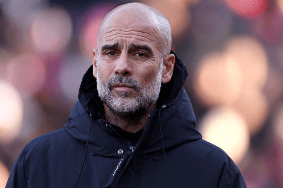 Pep Guardiola entraîneur Man City banc conférence presse critique arbitres frustration