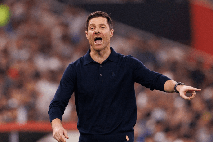 Xabi Alonso lors d'une conférence de presse au Real Madrid.