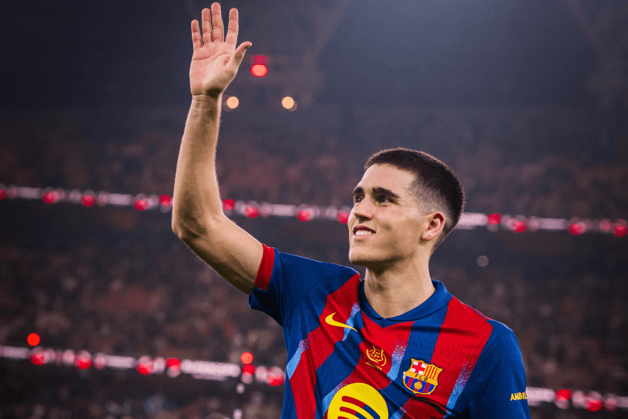 Pau Cubarsi célébrant avec ses coéquipiers après le match.