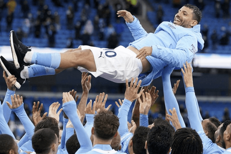Sergio Aguero souriant en tenue de Manchester City lors d'un match de Premier League