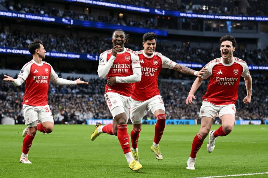 Arsenal joueurs célèbrent victoire Ligue des Champions phase de ligue 2026
