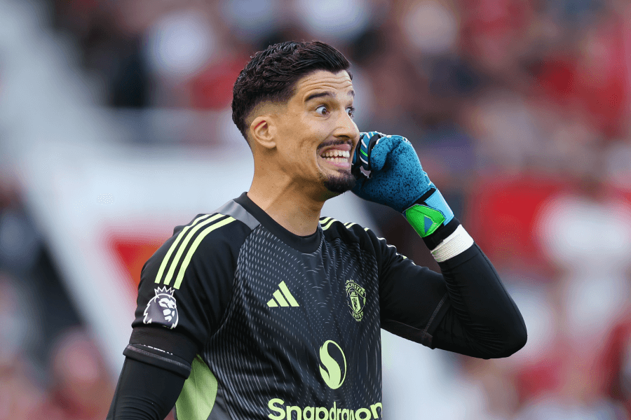 Altay Bayindir gardien Manchester United en action Old Trafford 2025 2