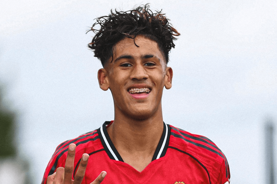 JJ Gabriel célébrant une passe décisive avec les U18 de Manchester United