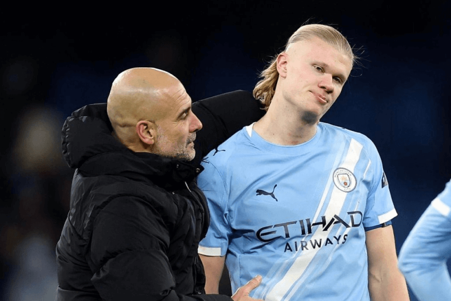 Haaland frappant le ballon lors d’un match contre Liverpool