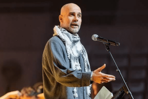 Pep Guardiola conférence presse Manchester City expression sarcastique ironie frustration