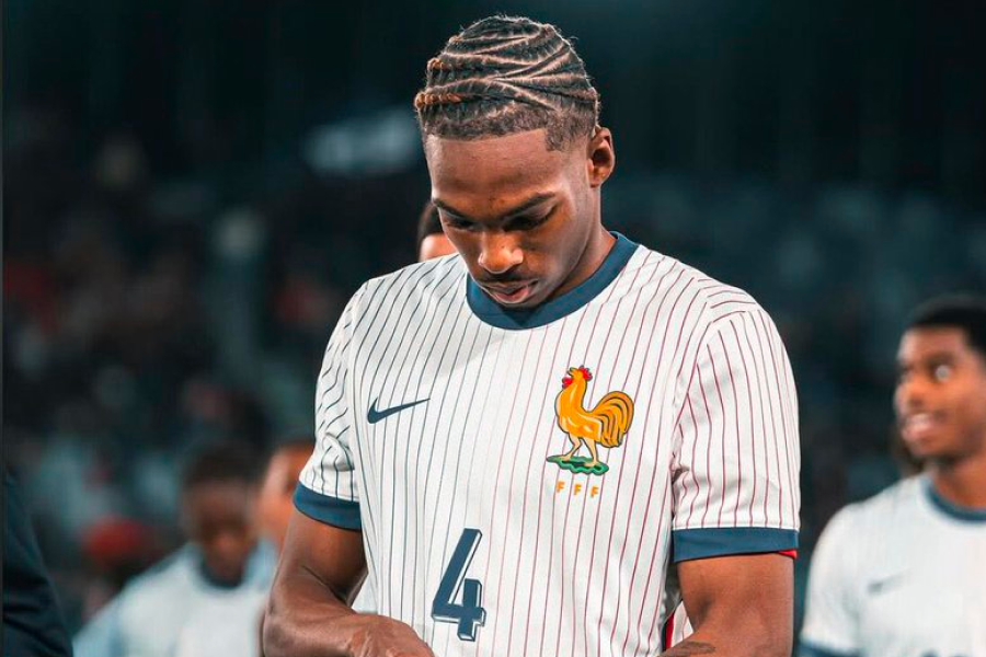 Jeremy Jacquet défenseur central Rennes Liverpool transfert signature maillot rouge Anfield