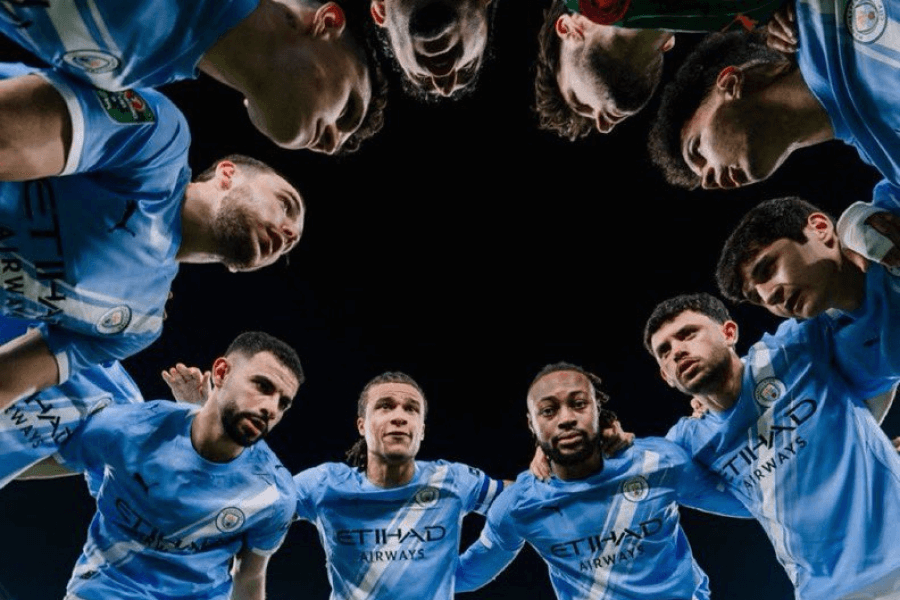 Manchester City joueurs soulèvent trophée Carabao Cup 2021 Tottenham Wembley joie célébration équipe