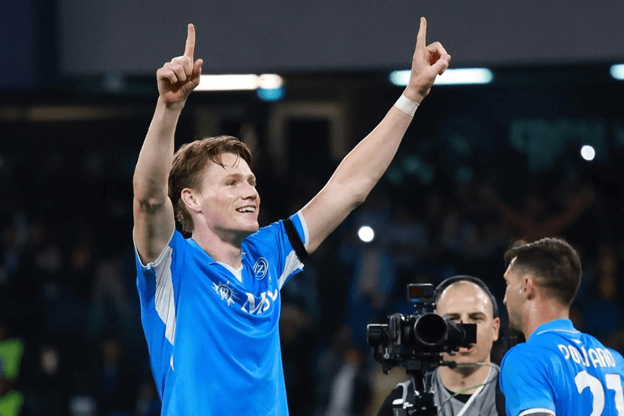 Scott McTominay maillot Napoli célèbre un but Serie A 2025