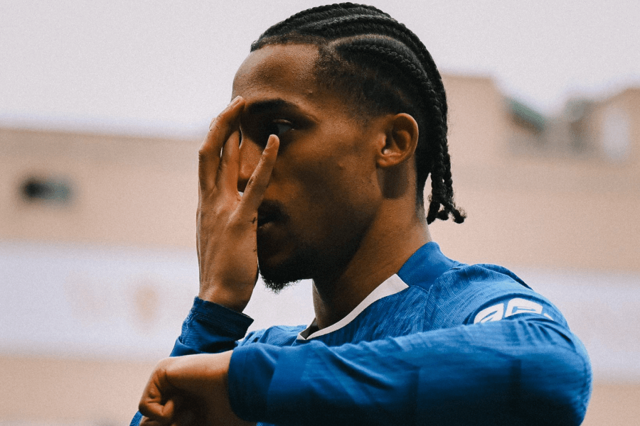 Joao Pedro glissant pour marquer le premier but de Chelsea contre Burnley à Stamford Bridge