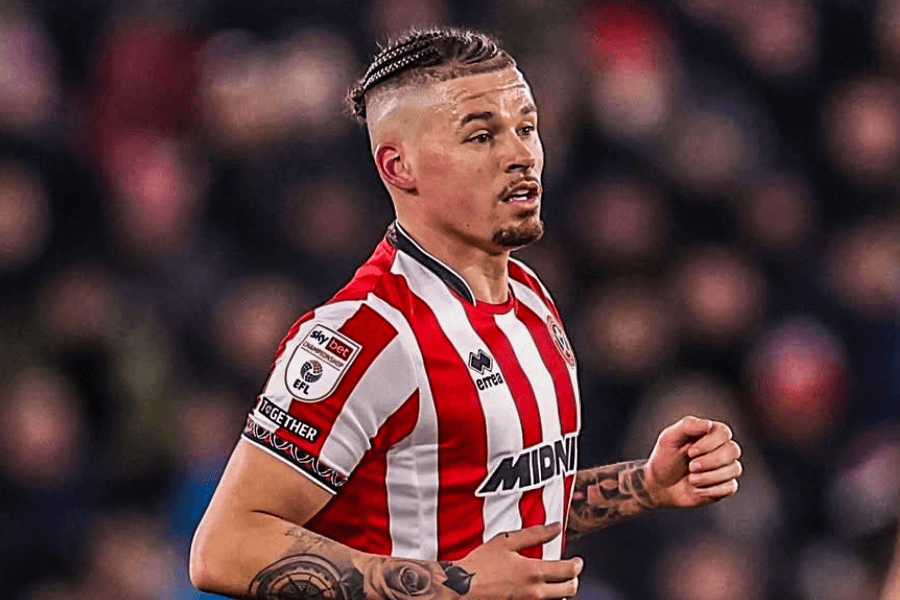Kalvin Phillips recevant le carton rouge direct lors du Steel City Derby 2026