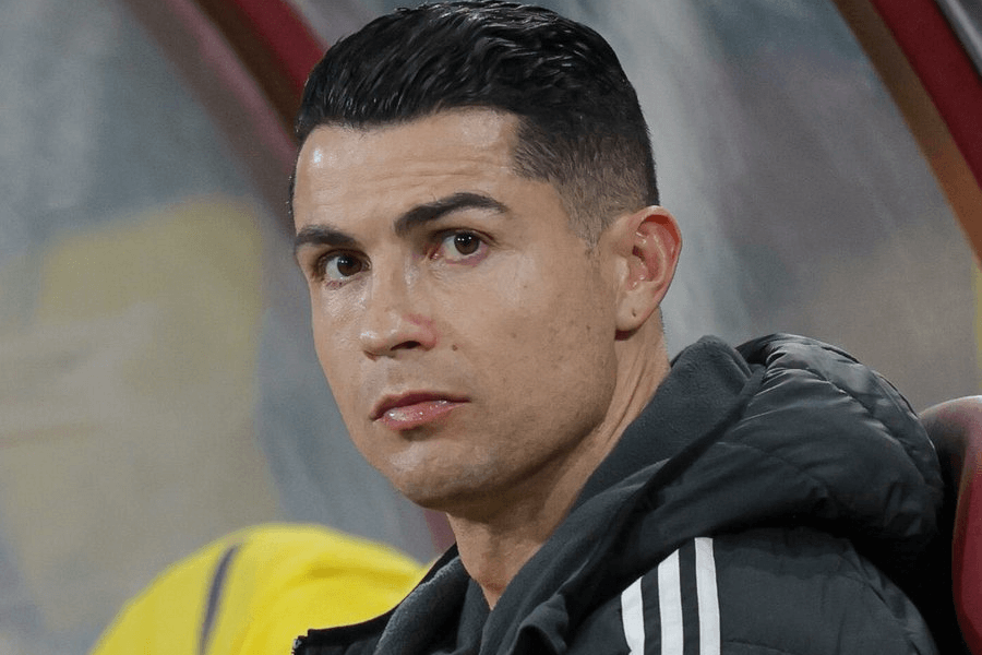 Cristiano Ronaldo visage mécontent protestation Al-Nassr gestion PIF Arabie SaouditeCristiano Ronaldo visage mécontent protestation Al-Nassr gestion PIF Arabie Saoudite