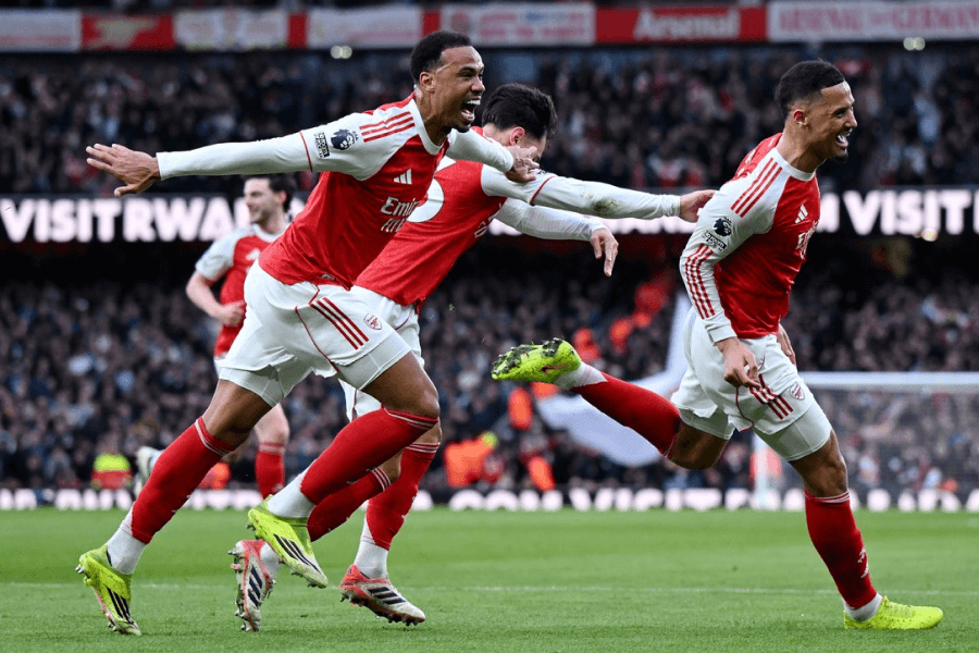 William Saliba marque de la tête sur corner contre Chelsea Emirates Stadium 2026