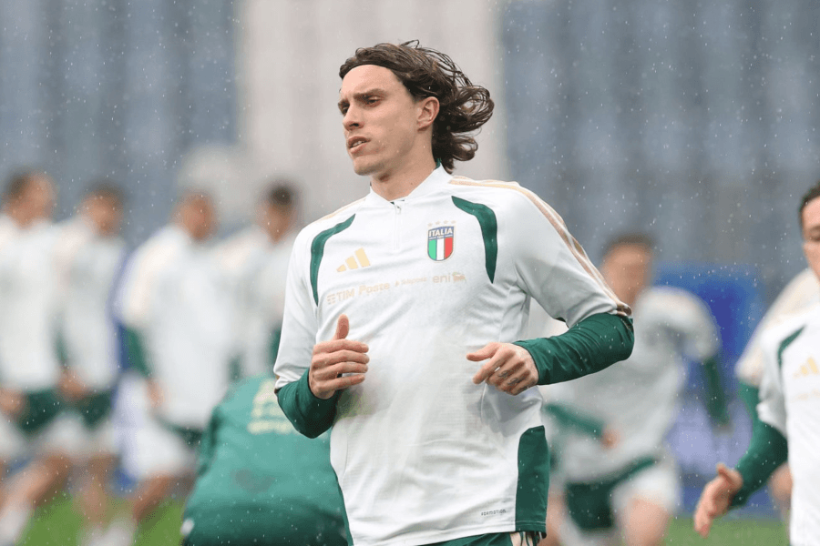 Riccardo Calafiori Arsenal maillot rouge défenseur central Emirates Stadium 2026