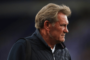 Glenn Hoddle légende Tottenham Hotspur portrait souriant stade blanc