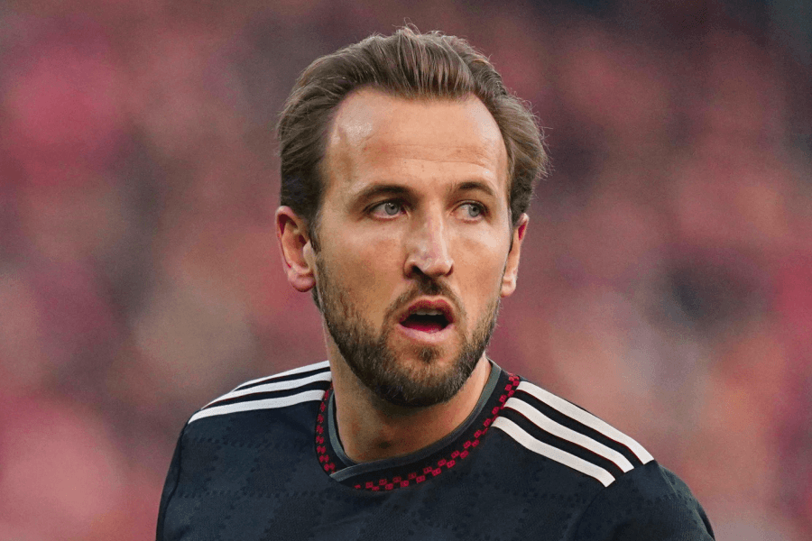 Harry Kane Bayern Munich maillot rouge but célébration Bundesliga 2026