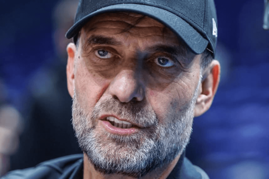 Jürgen Klopp souriant sur le banc d'Anfield Liverpool saison 2023-24