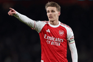 Martin Odegaard Arsenal 26 ans entraînement London Colney retour genou mars 2026