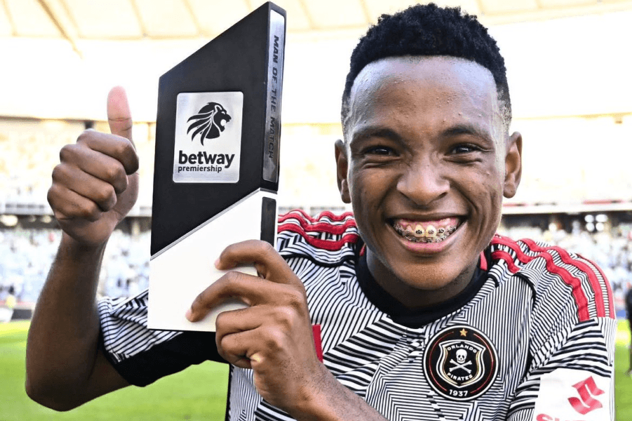 Relebohile Mofokeng dribble un adversaire en Betway Premiership PSL 2026
