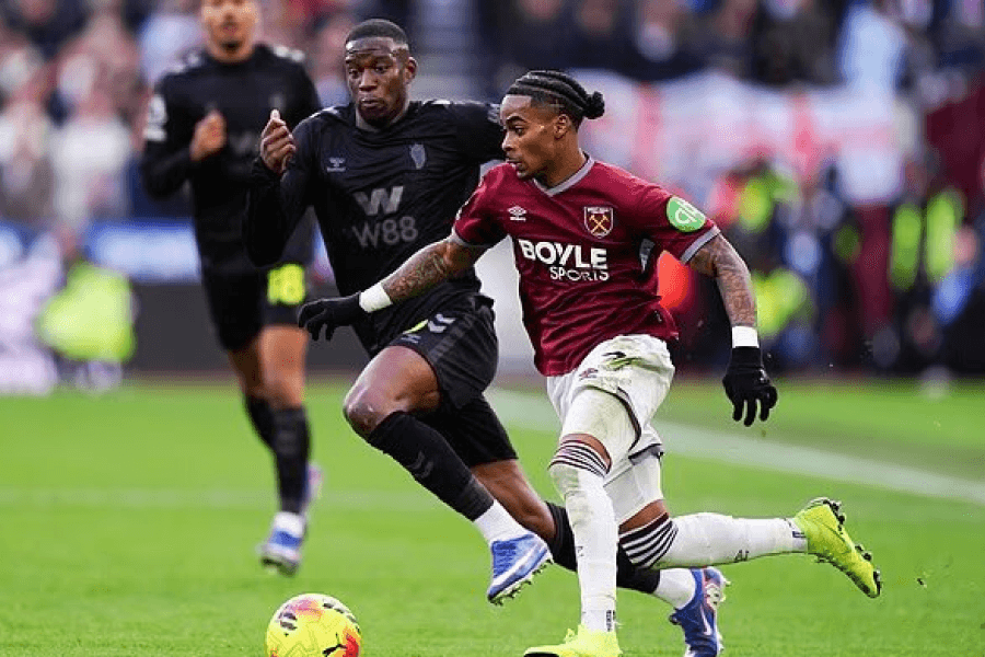 Crysencio Summerville célébrant son but décisif contre Fulham à Craven Cottage mars 2026